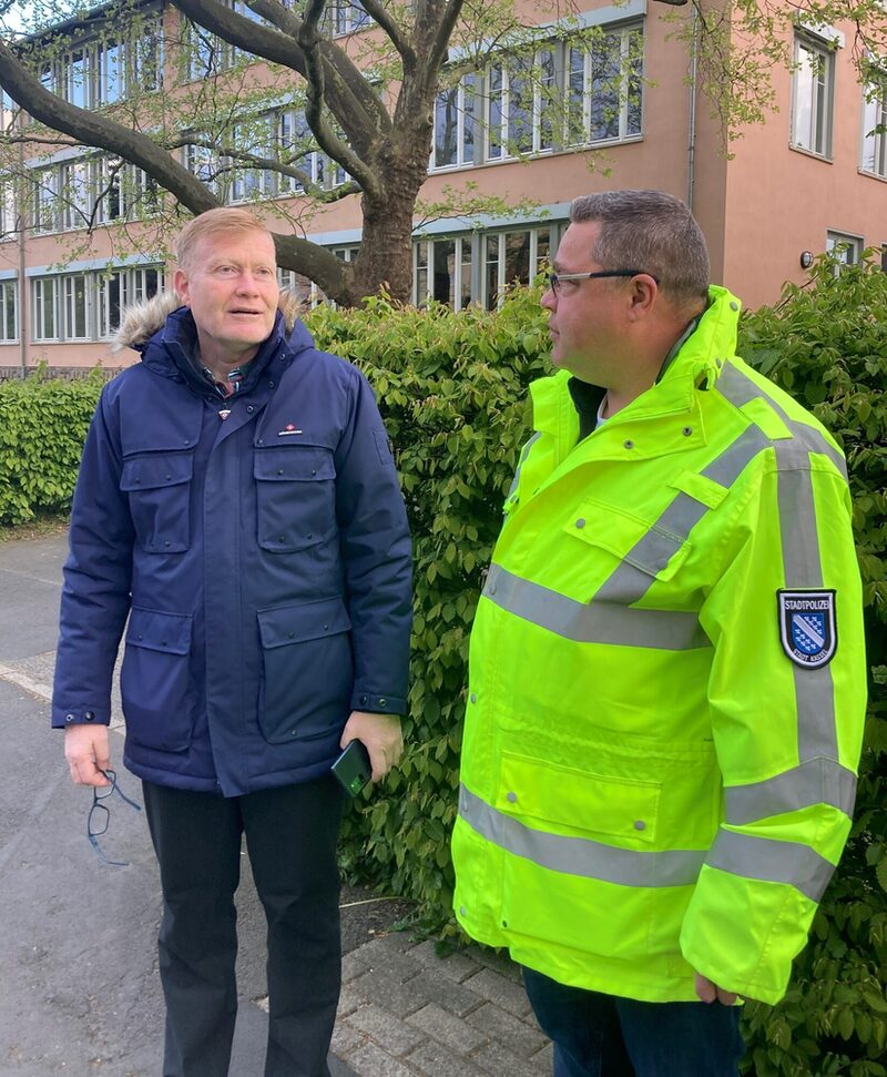 Ordnungsdezernent Heiko Lehmkuhl lässt sich von Rene Steinbach, Sachgebietsleiter bei der Stadtpolizei, die Schwerpunkte der Kontrolle erläutern.